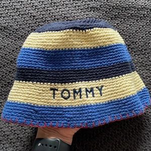 Tommy bucket hat